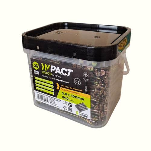 A clear plastic tub with a black lid containing 800 Henry Shaw Impact Professional Wood Screws, 5.0 x 100mm, yellow zinc plated, made from hardened steel for use with impact drivers.