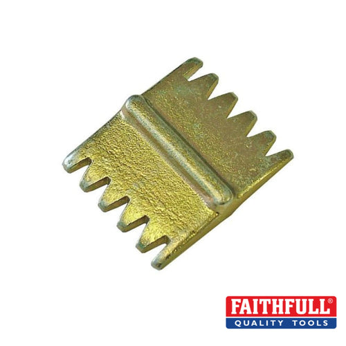 Faithfull’s 25mm/1″ Scutch Combs, designed for precision in carpet installation, are featured against a white background adorned with the Faithfull Quality Tools logo. The robust design boasts chrome vanadium steel elements for added strength and reliability.